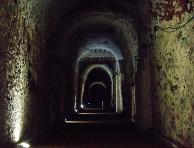 Βρετανία: Συμμορία έστησε βιομηχανία παραγωγής χασίς μέσα σε πυρηνικό καταφύγιο!